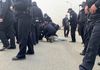 Polițiștii bat o femeie gravidă la un protest din China
