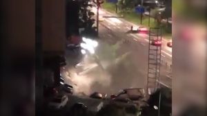 Calamitățile continuă în China: 21 de mașini cad într-un crater din cauza inundațiilor