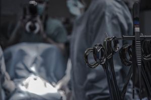 Chirurg obligat de regimul de la Beijing să recolteze organe pe viu