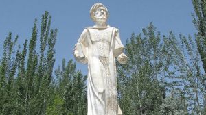 Autoritățile din Xinjiang înlătură statuia veneratului erudit uigur Mahmut Kashgary